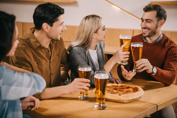 Foco Selectivo Amigos Alegres Tostadas Vasos Cerveza Bar — Foto de Stock