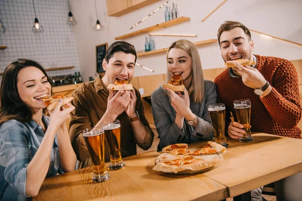 Amigos Felices Comiendo Pizza Cerca Vasos Cerveza Bar — Foto de Stock