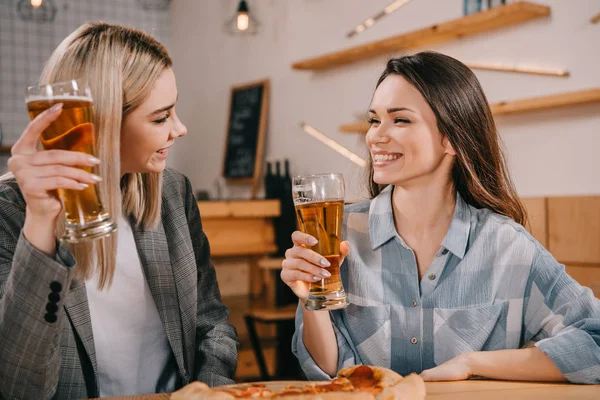 Attraktive Freunde Lächeln Während Sie Biergläser Der Bar Halten — Stockfoto