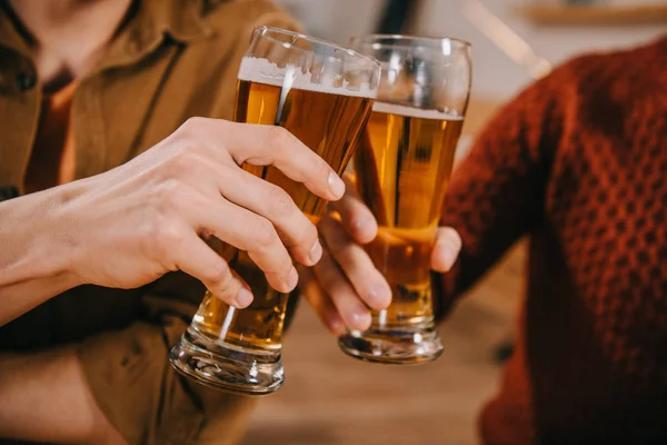 Vista Cortada Homens Brindar Copos Cerveja — Fotografia de Stock