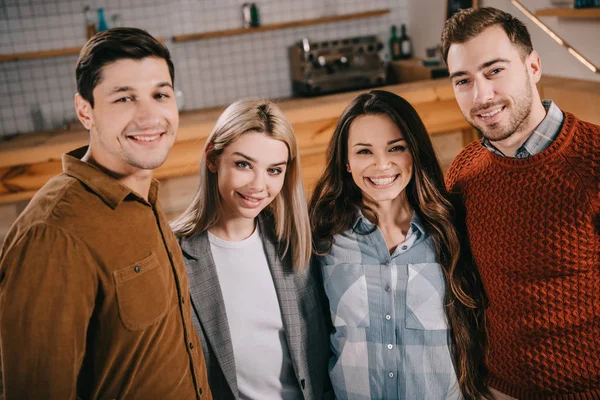 Feliz Grupo Amigos Sonriendo Abrazándose Cafetería — Foto de Stock