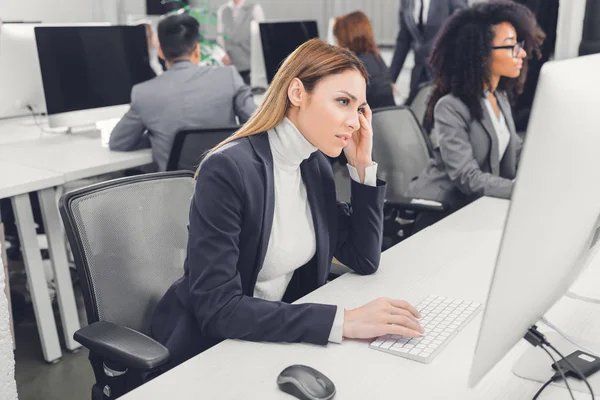 Young Businesswoman Suffering Headache Looking Desktop Computer Office — Stock Photo, Image