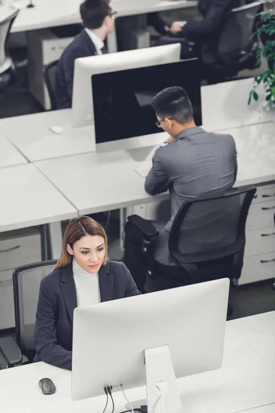 Высокий Угол Обзора Мужчин Женщин Работающих Настольных Компьютерах Офисе Открытом — стоковое фото