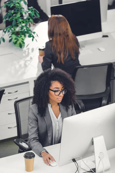 Hoge Hoekmening Van Prachtige Afrikaanse Amerikaanse Zakenvrouw Brillen Desktopcomputer Gebruiken — Stockfoto