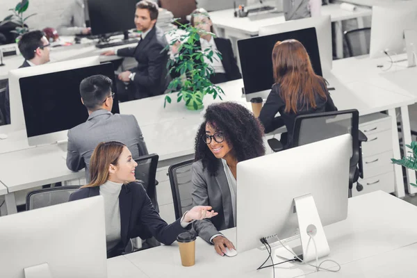 Vista Ángulo Alto Hermosas Jóvenes Empresarias Multiétnicas Sonriendo Entre Mientras — Foto de Stock