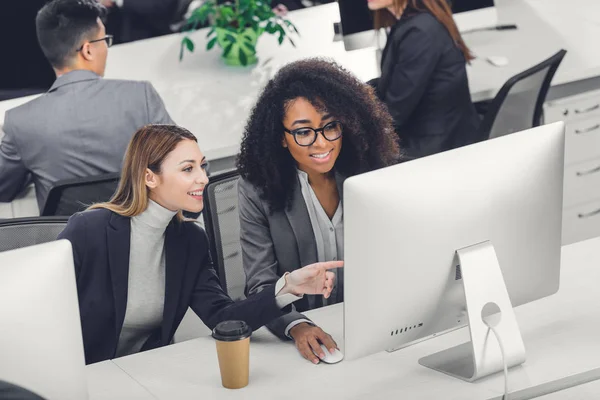 Visão Alto Ângulo Mulheres Negócios Multiétnicas Sorridentes Usando Computador Desktop — Fotografia de Stock