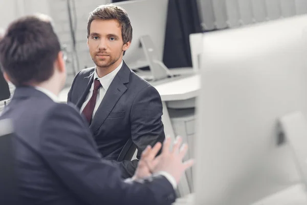 Enfoque Selectivo Los Hombres Negocios Hablando Mientras Trabajan Juntos Oficina — Foto de Stock