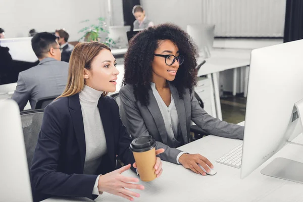 Smiling Young Multiethnic Businesswomen Using Desktop Computer Together Office — Stock Photo, Image