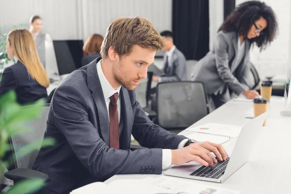 Geconcentreerde Jonge Zakenman Laptop Gebruikt Terwijl Werkt Met Collega Open — Stockfoto