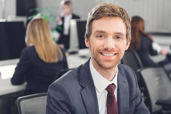 Retrato Joven Hombre Negocios Guapo Sonriendo Cámara Oficina Espacio Abierto — Foto de Stock