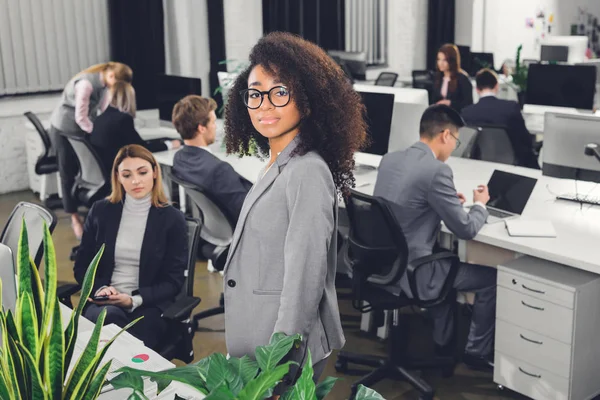 Mooie Jonge Afro Amerikaanse Zakenvrouw Bril Kijken Camera Open Ruimte — Stockfoto