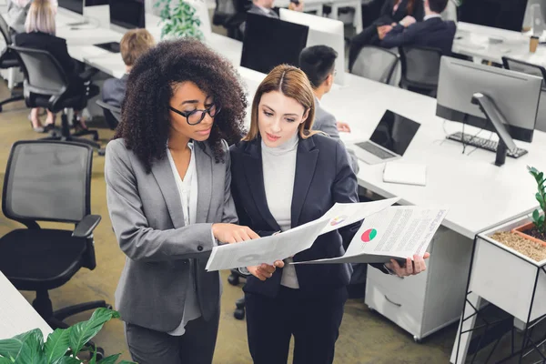High Angle View Young Multiracial Businesswomen Holding Papers Discussing Project — Stock Photo, Image