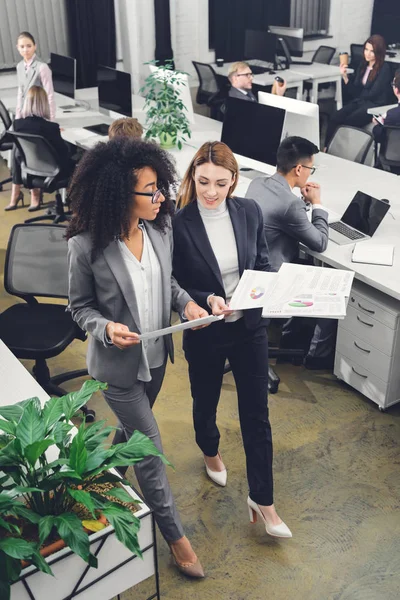 Vista Ángulo Alto Las Jóvenes Empresarias Profesionales Sosteniendo Papeles Discutiendo — Foto de Stock