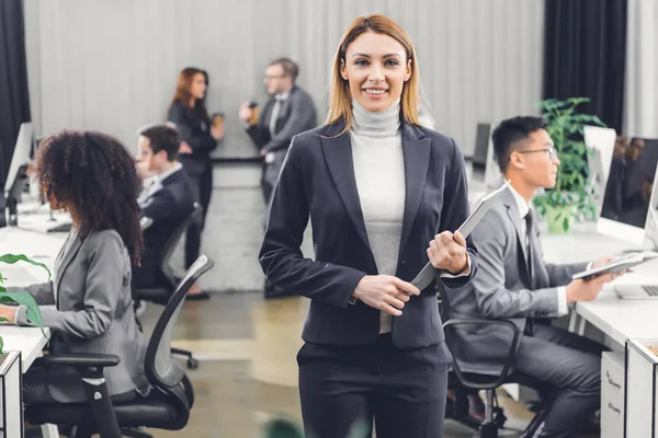 Atractiva Joven Empresaria Sosteniendo Carpeta Con Papeles Sonriendo Cámara Oficina — Foto de Stock