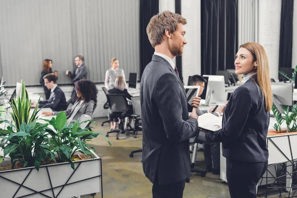 Vista Lateral Joven Hombre Negocios Una Mujer Negocios Mirándose Mientras — Foto de Stock