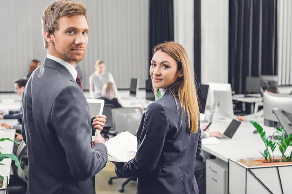 Achteraanzicht Jonge Zakenman Zakenvrouw Glimlachend Camera Office — Stockfoto