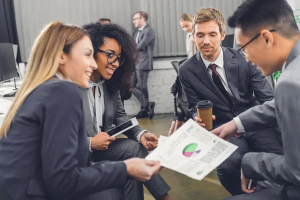 Jóvenes Empresarios Felices Con Papeles Tabletas Digitales Discutiendo Proyecto Oficina — Foto de Stock