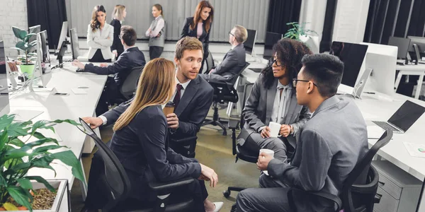 Profissional Jovem Equipe Multiétnica Negócios Discutindo Trabalho Escritório — Fotografia de Stock