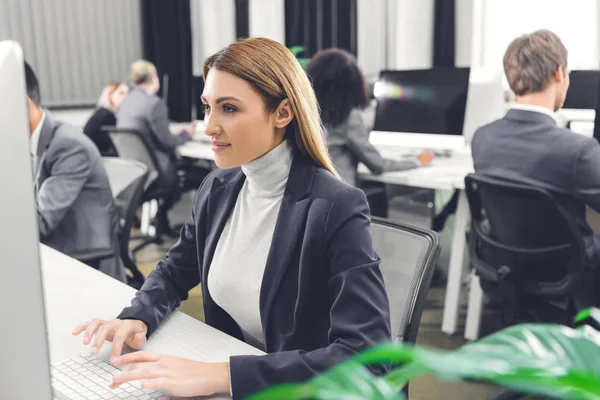 Bela Sorridente Jovem Empresária Usando Computador Desktop Enquanto Trabalhava Com — Fotografia de Stock