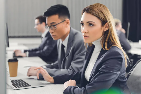 Joven Empresaria Enfocada Mirando Computadora Escritorio Trabajando Con Colegas Oficina — Foto de Stock