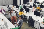 pohled z vysokého úhlu mladých mnohonárodnostní obchodních kolegů pracovat a mluví v open space kanceláři 