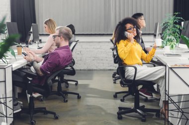 Office dijital cihazlar ile çalışan profesyonel iş adamları çok ırklı Grup