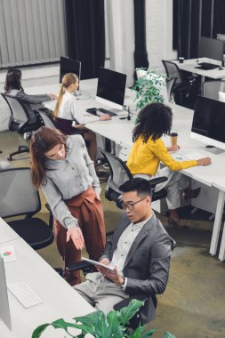 açık alan office çalışmalarında tartışırken profesyonel genç iş adamları yüksek açılı görünüş