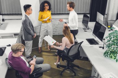 birlikte çalışma office çok ırklı genç iş adamları yüksek açılı görünüş 