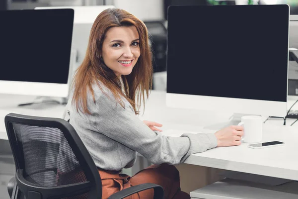 Hermosa Joven Mujer Negocios Que Trabaja Con Computadora Escritorio Sonriendo — Foto de Stock