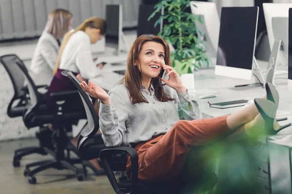 Happy Young Businesswoman Talking Smartphone Looking Open Space Office — Stock Photo, Image