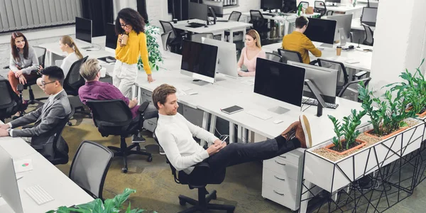 Vista Alto Angolo Multirazziale Giovani Colleghi Lavoro Che Parlano Lavorano — Foto Stock