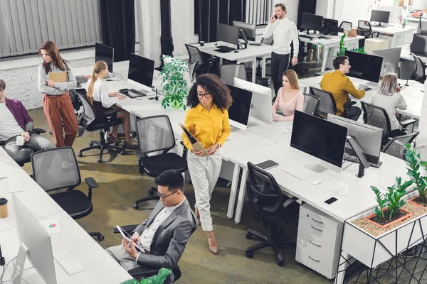 Vista Ángulo Alto Los Jóvenes Empresarios Profesionales Que Trabajan Con — Foto de Stock