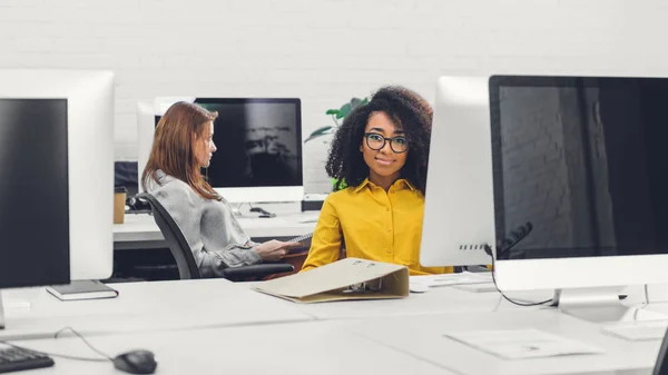 Szép Afro Amerikai Buisnesswoman Kamera Munkahelyen Ülve Mosolyogva Szemüvegek — Stock Fotó