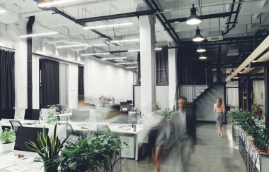 modern ofis iç hareket bulanık iş adamları ile 