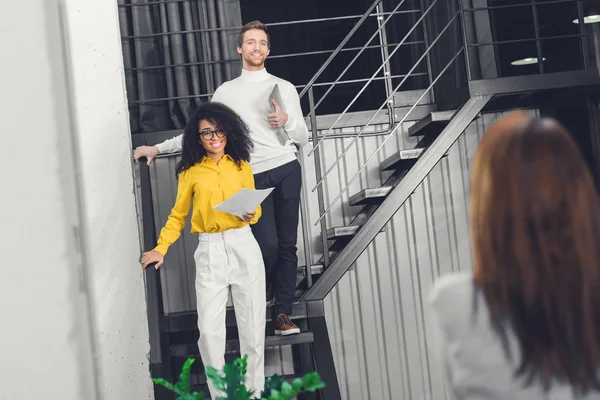 Jóvenes Empresarios Multiétnicos Pie Escalera Sonriendo Oficina Moderna — Foto de Stock