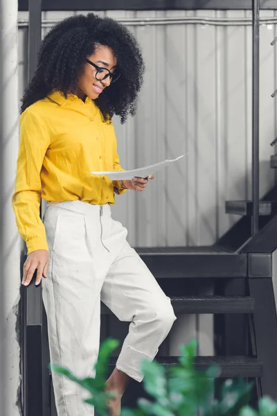 Jovem Mulher Negócios Afro Americana Alegre Segurando Papéis Escadas Escritório — Fotografia de Stock