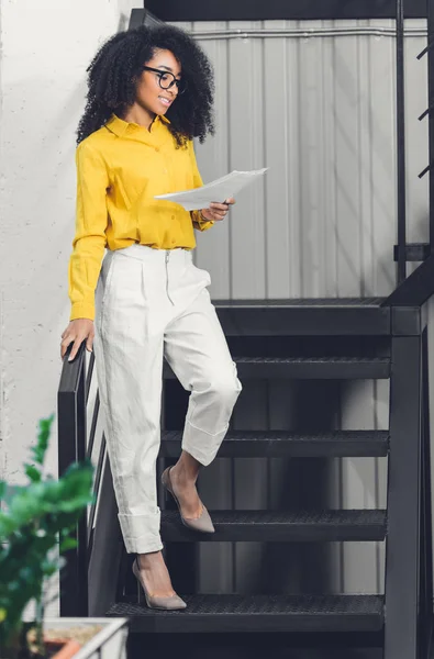Beautiful Smiling Young African American Businesswoman Holding Papers Standing Stairs — Stock Photo, Image