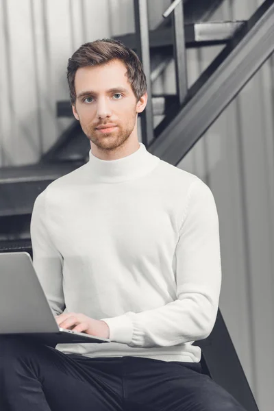 Handsome Young Businessman Using Laptop Looking Camera While Sitting Stairs — Stock Photo, Image