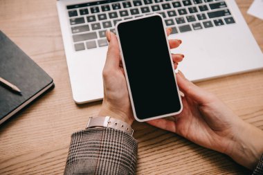 dizüstü bilgisayar ile işyerinde smartphone kullanarak işkadını görünümünü kapat