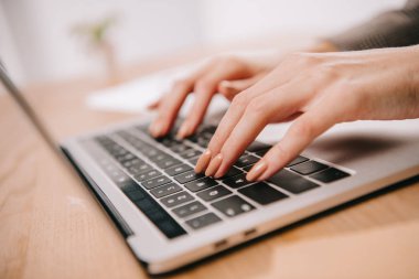 ahşap masa laptop yazarak kadın görünümünü kapat