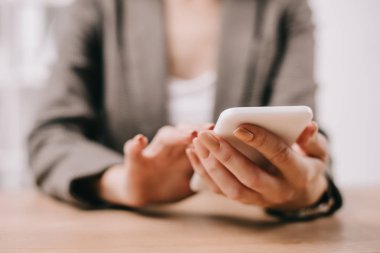 akıllı telefon kullanma office işkadını görünümünü kırpılmış