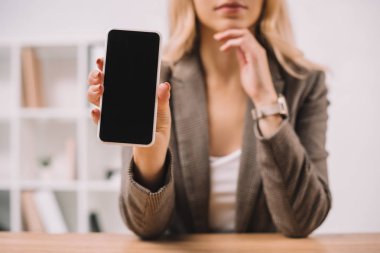 smartphone ile boş ekran sunan işkadını görünümünü kırpılmış