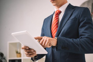 Dijital tablet kullanma office işadamı görünümünü kırpılmış