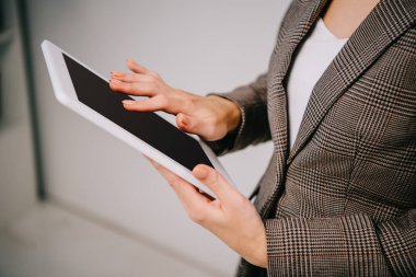 Kırpılan görünümü kullanarak ve dijital tablet gri izole dokunmadan işkadını '