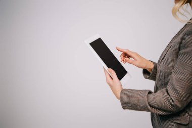 Kırpılan görünümü kullanarak dijital tablet Grey boş ekran ile izole işkadını '