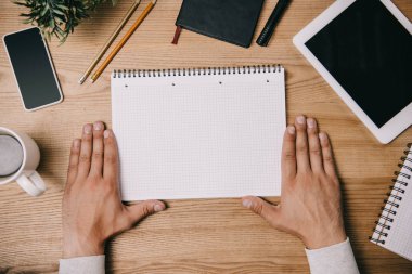 işadamı dijital cihazlar, defter ve kahve işyerinde üstten görünüm 