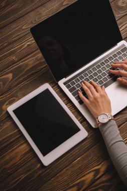Laptop dijital tablet ile işyerinde yazarak işkadını kısmi görünümünü