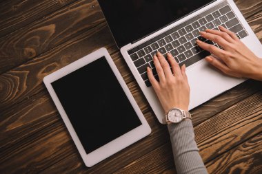 Dizüstü bilgisayarınızda dijital tablet ile işyerinde çalışma işkadını üstten görünüm