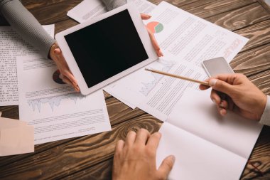 iş arkadaşları belge ve dijital tablet başlangıç tartışırken görünümünü kırpılmış