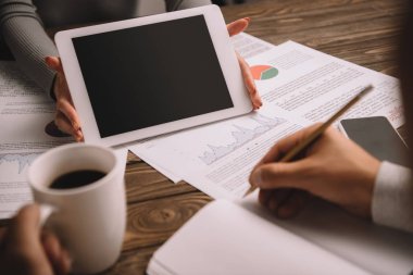 iş arkadaşları belge ve dijital tablet ile beyin fırtınası görünümünü kırpılmış